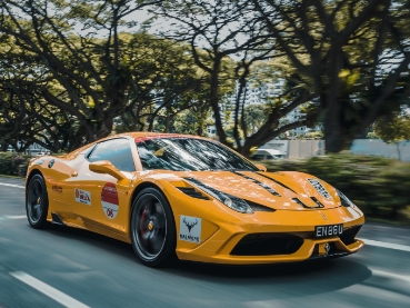 フェラーリ458スペチアーレにカスタムデカールを施した走行シーン。イエローの塗装とスポーティな外観が特徴。